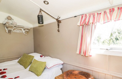 Newport Cabaña | RIVER VIEW, pet friendly, with a garden in Newport, Shropshire