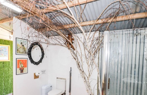 Newport Cabaña | RIVER VIEW, pet friendly, with a garden in Newport, Shropshire