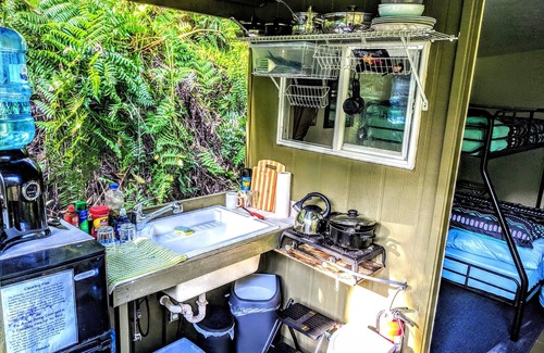 Pepeekeo Cabina | Cabina minúscula con vista al río y bosque con cocina (sin cargo por limpieza)