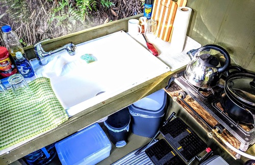 Pepeekeo Cabina | Cabina minúscula con vista al río y bosque con cocina (sin cargo por limpieza)
