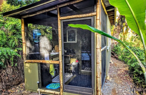 Pepeekeo Cabina | Cabina minúscula con vista al río y bosque con cocina (sin cargo por limpieza)