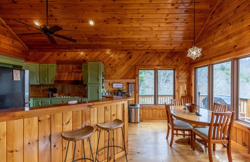 Boone Cabina | River View Retreat - 2 Bedroom on 2.3 acres. Hot Tub, Great Views, Creek access,Near New River