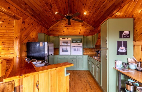 Boone Cabina | River View Retreat - 2 Bedroom on 2.3 acres. Hot Tub, Great Views, Creek access,Near New River