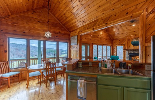 Boone Cabina | River View Retreat - 2 Bedroom on 2.3 acres. Hot Tub, Great Views, Creek access,Near New River