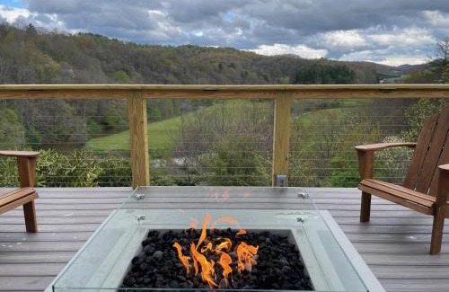 Boone Casa | River View Retreat