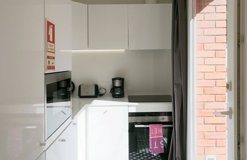 Santa Engracia Apartamento | River View Studio w/ Terrace by LovelyStay