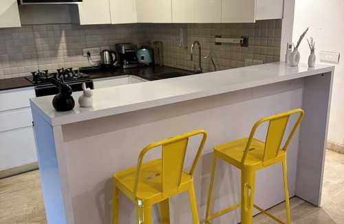Noida Apartamento | RIVER VIEW stunning apartment. Metro Station 3 mins walk away