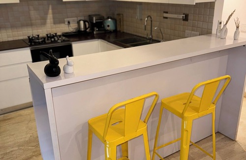 Noida Apartamento | RIVER VIEW stunning apartment. Metro Station 3 mins walk away
