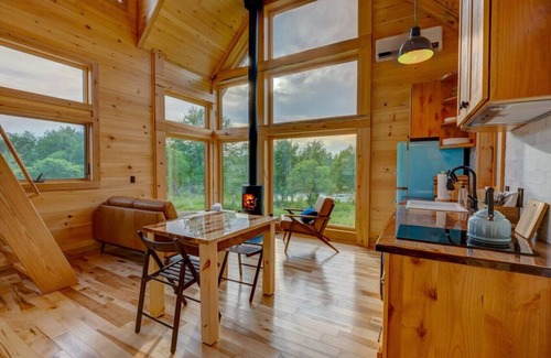 Ellsworth Cabina | River Views | Private Hot Tub | The Willow Cabin