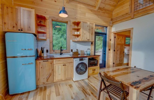 Ellsworth Cabina | River Views | Private Hot Tub | The Willow Cabin