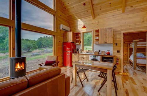 Ellsworth Cabina | River Views | Private Hot Tub | The Cherry Cabin