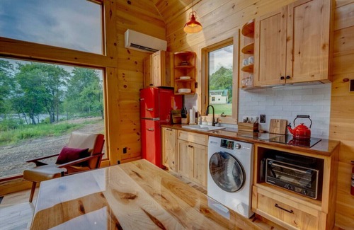 Ellsworth Cabina | River Views | Private Hot Tub | The Cherry Cabin