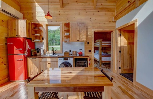 Ellsworth Cabina | River Views | Private Hot Tub | The Cherry Cabin