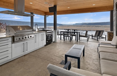 Quincy Casa | River Views w/Infiniti pool/Htub. 180 degree views of the Columbia River.