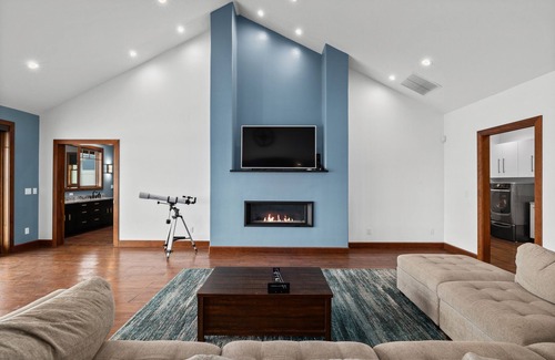Quincy Casa | River Views w/Infiniti pool/Htub. 180 degree views of the Columbia River.