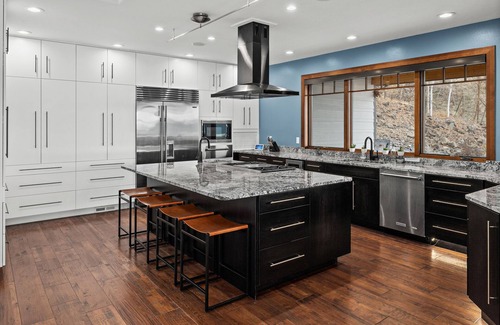 Quincy Casa | River Views w/Infiniti pool/Htub. 180 degree views of the Columbia River.