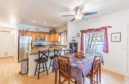 Ouray Condominio | River Walk Haven- Easy Walk to Downtown- Bright & Airy Rooms-Great Reviews!