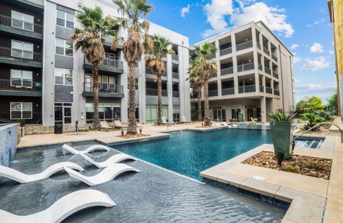 King William Apartamento | River Walk Luxury: 2BR Apt | River&Pool Views+Gym