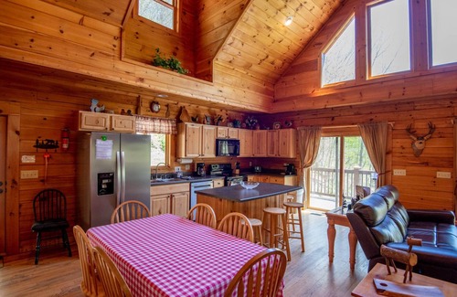Todd Cabina | River Walk - New River Front Log Cabin in Todd - 30 Min to Skiing/Tubing