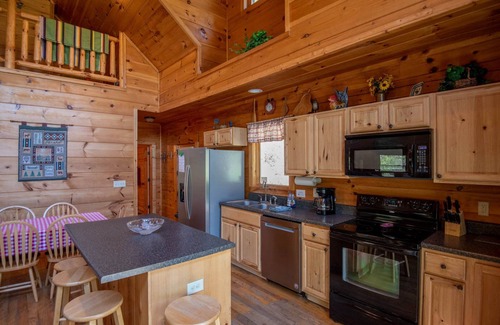 Todd Cabina | River Walk - New River Front Log Cabin in Todd - 30 Min to Skiing/Tubing