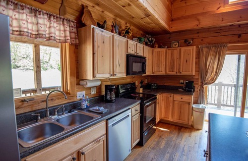 Todd Cabina | River Walk - New River Front Log Cabin in Todd - 30 Min to Skiing/Tubing