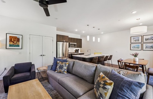 Willow Grove Condominio | River West 814-Experience comfort & adventure. A spacious condo with stunning mountain views.