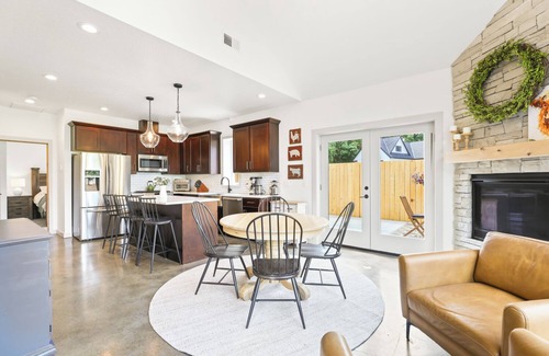 Newberg Casa | River Wine Farmhouse