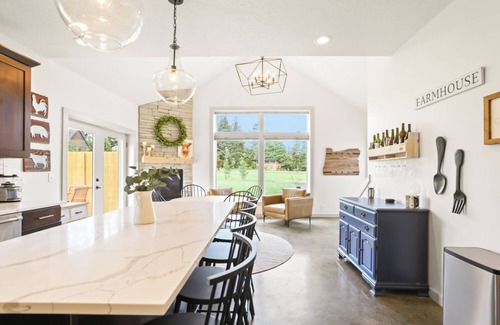 Newberg Casa | River Wine Farmhouse