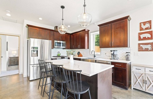 Newberg Casa | River Wine Farmhouse