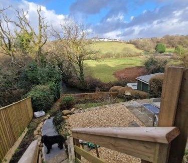 Llanedy Casa | Riverbank Cottage, Dog Friendly. Swansea, Llanelli