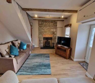 Llanedy Casa | Riverbank Cottage, Dog Friendly. Swansea, Llanelli