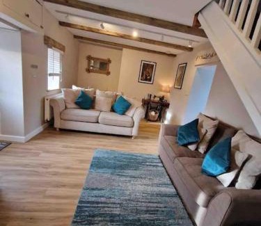 Llanedy Casa | Riverbank Cottage, Dog Friendly. Swansea, Llanelli