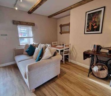 Llanedy Casa | Riverbank Cottage, Dog Friendly. Swansea, Llanelli