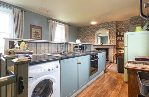 Alnmouth Cabaña | RIVERBANK COTTAGE, pet friendly, with open fire in Alnmouth