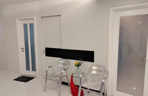 Kampung Surabaya Apartamento | Riverbank Suites 805