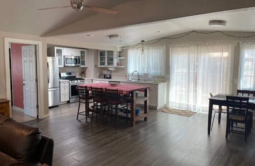 Middletown Casa | Riverbed House with hot tub