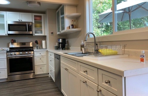 Middletown Casa | Riverbed House with hot tub