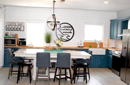 Crane Hill Casa | Riverbend Ranch for Family Fun on Smith Lake! Dogs welcome!