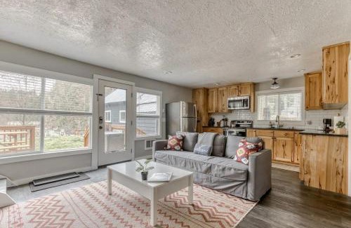 Zigzag Casa | Riverbend Retreat 3 - Riverfront, Hot Tub, BBQ Pet Friendly