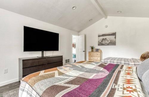 Zigzag Casa | Riverbend Retreat 3 - Riverfront, Hot Tub, BBQ Pet Friendly