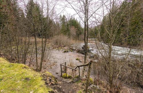 Zigzag Casa | Riverbend Retreat 3 - Riverfront, Hot Tub, BBQ Pet Friendly