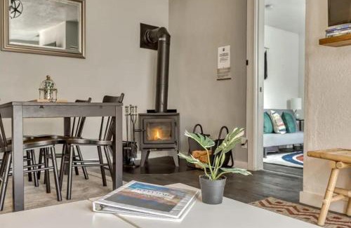 Zigzag Casa | Riverbend Retreat 3 - Riverfront, Hot Tub, BBQ Pet Friendly