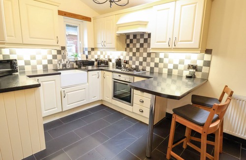 Rhuddlan Cabaña | RIVERDALE, pet friendly, character holiday cottage in Rhuddlan