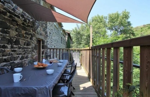 Saint-Julien-des-Chazes Cabaña | Casa rústica sobre el río Allier con vista panorámica y todas comodidades incluidas