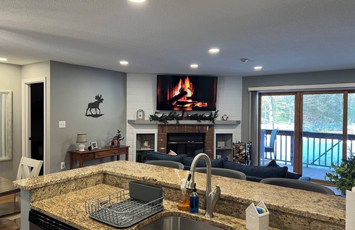 North Woodstock Condominio | Deer Park Condo, w/AC, mins to Loon! Resort: indoor pool, pond, river access.