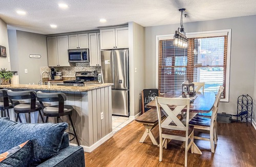 North Woodstock Condominio | Deer Park Condo, w/AC, mins to Loon! Resort: indoor pool, pond, river access.