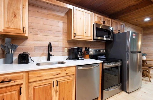 Sevierville Cabina | Riverfront/20 Minutes From Dollywood/Hot Tub