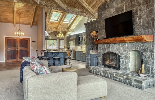 Kernville Casa | Riverfront 3BR w/Dock—Siletz Sanctuary II 30+ Nights Lincoln City & Depoe Bay