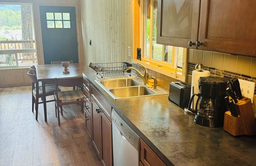 Packwood Cabina | Riverfront and mountain view cabin with WiFi in Packwood
