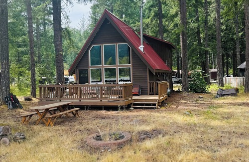 Packwood Cabina | Riverfront and mountain view cabin with WiFi in Packwood